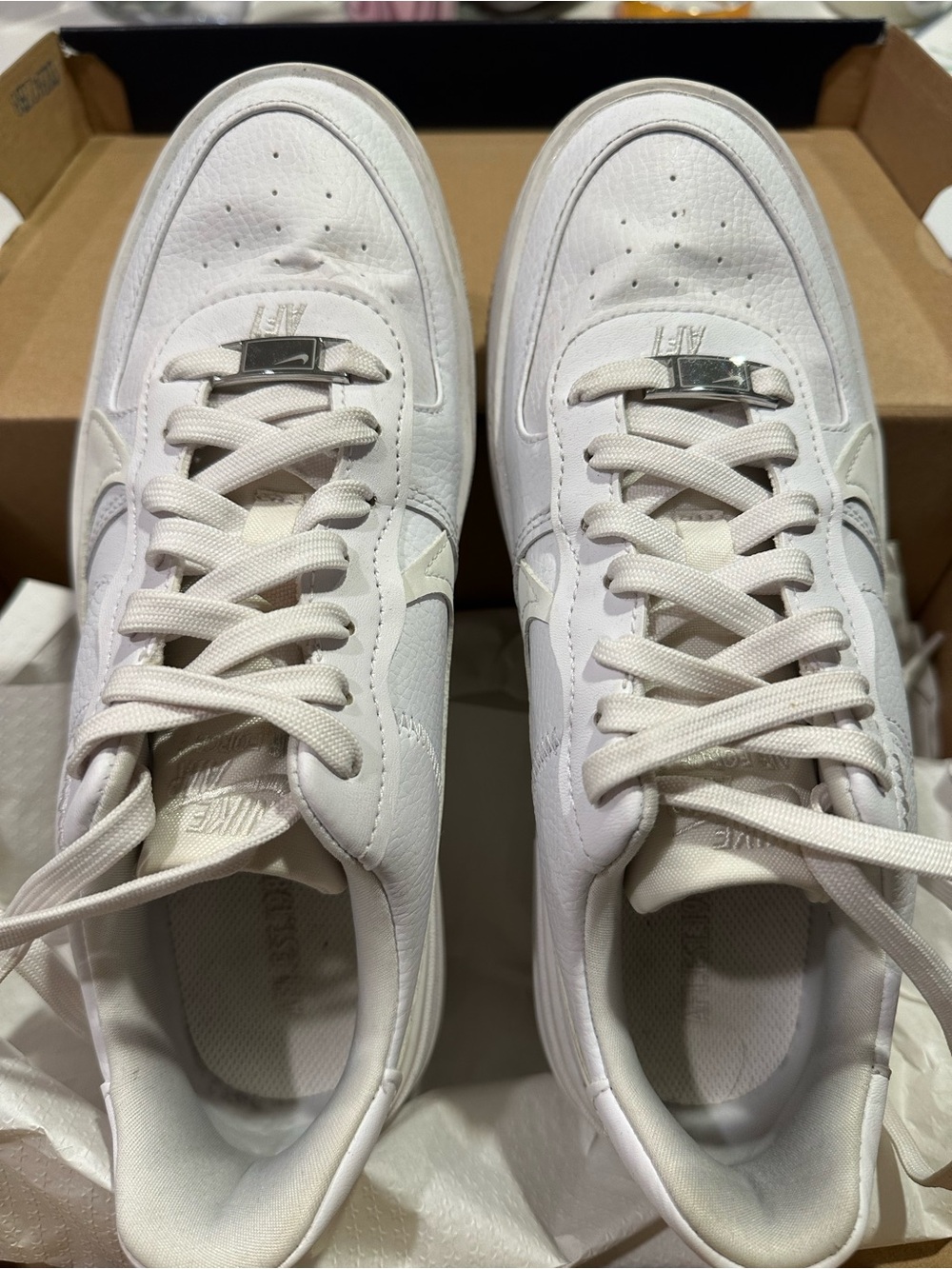 Nike Womens White Low-Top Leather Sneakers